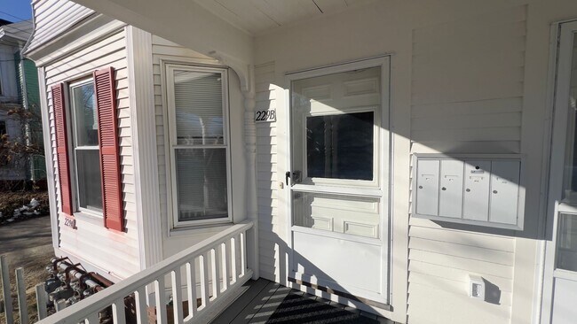 Building Photo - Spacious Sunny 2 BR-Walk to Downtown-Laund...