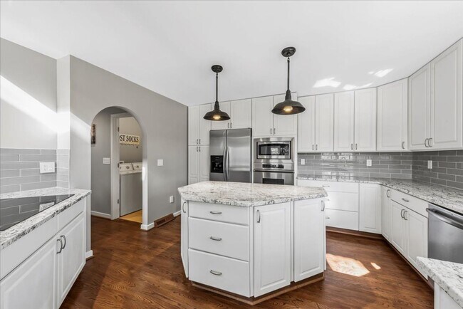Building Photo - Stunning 3 bedroom, 2.5 bathroom waterfront home available in West Ashley!