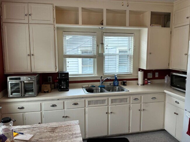 Foto del edificio - 4 Bed 1.5 Bath Off State Street Available June 1st!