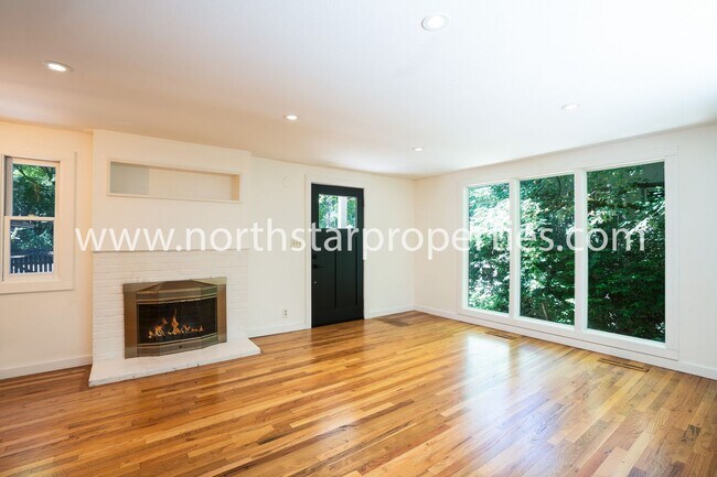 Building Photo - Charming Lake Oswego Cottage