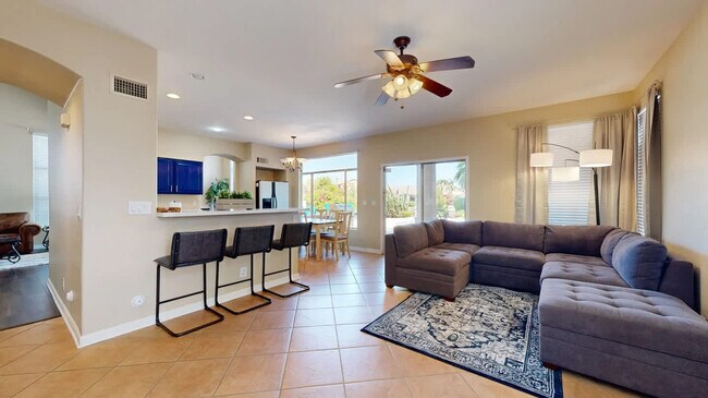 Foto del edificio - 853 N Blackstone Ct