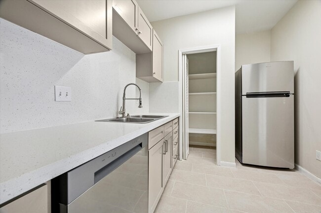 Building Photo - 2100 Tanglewilde St