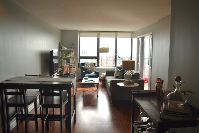 Foto del edificio - 3930 N PINE GROVE Ave