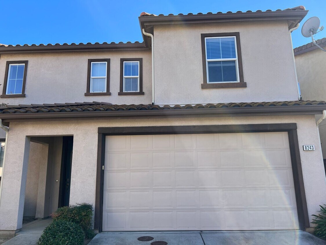 Primary Photo - Low-Maintenance 3BR/3BA Home in Elk Grove ...