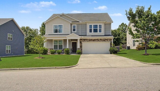 Foto del edificio - 5-Bedroom Home w/ Fenced-in BackYard in Knightdale
