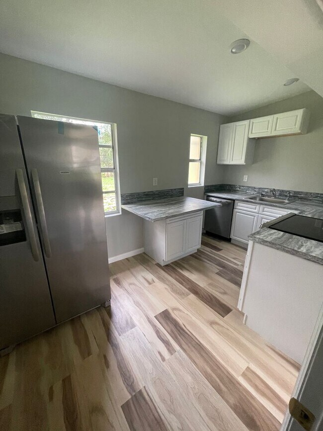 Foto del edificio - Newly Renovated! 2 Bedroom 1 Bath Availabl...