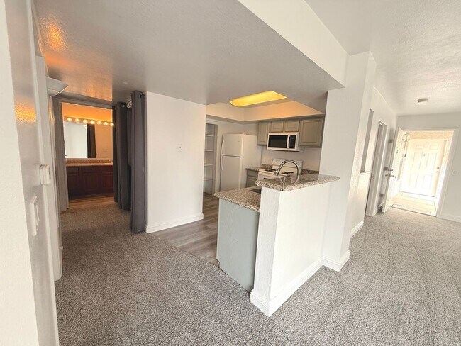 Foto del edificio - SPACIOUS 3BED/2BATH CONDO ON THE FIRST FLOOR!