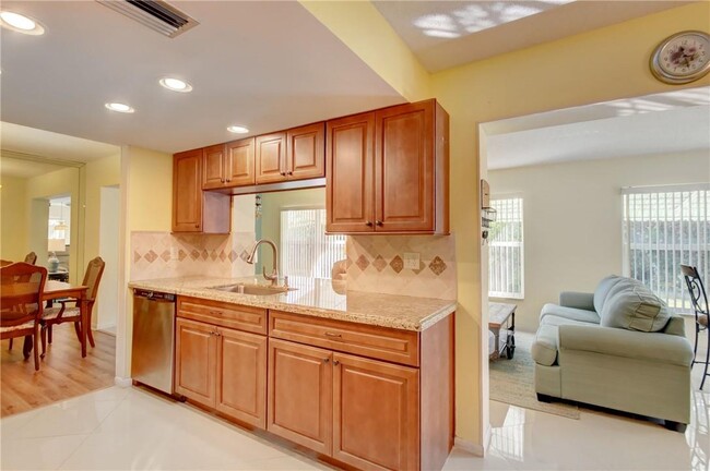 Building Photo - 7530 Margate Blvd