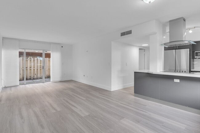 Building Photo - 6235 SW Kendale Lakes Cir