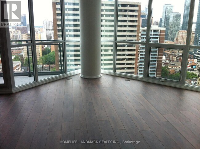 Photo du bâtiment - 45 Charles St E