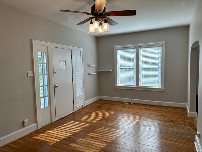 Foto del edificio - Charming Home 2 Bedroom 1 Bath Home In Krkwood, Mo.