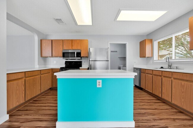 Foto del edificio - Charming 3 Bed 2.5 Bath Home with Solar Panels!