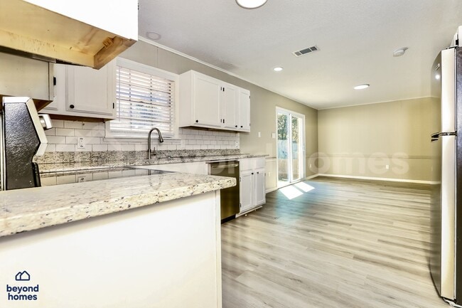 Building Photo - Beautifully Renovated 4 bedroom / 3 full bath with 1,691 sq feet of space!