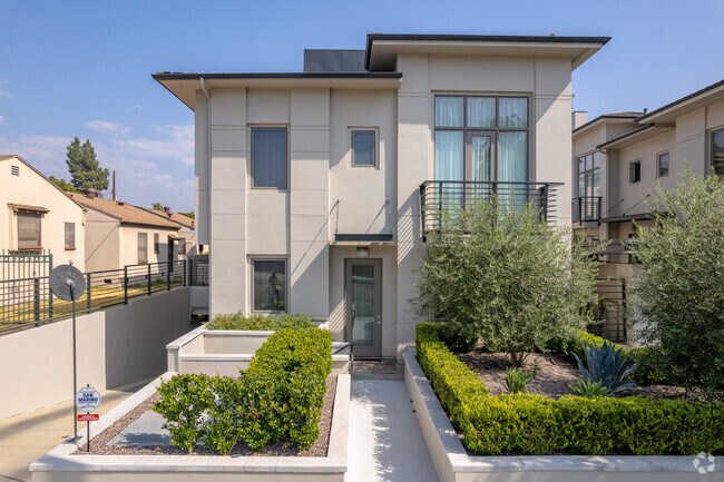 Building Photo - 1020 S Marengo Ave