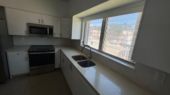 Foto del edificio - 8140 Crespi Blvd