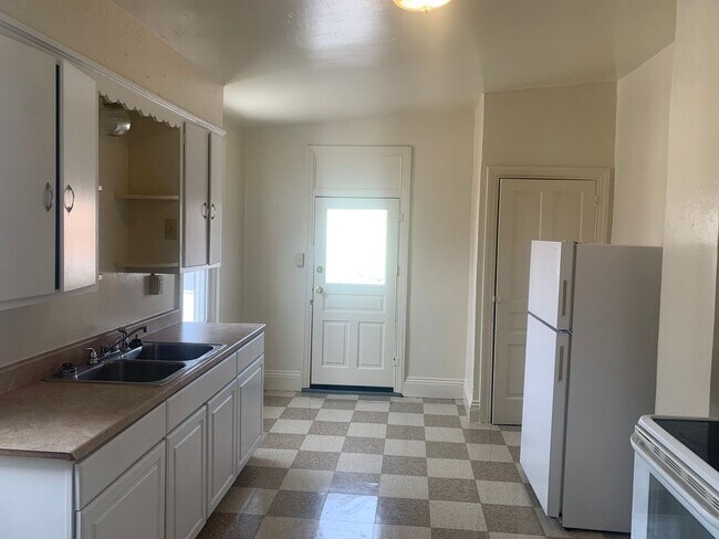 Foto del edificio - 3 Bedroom Apartment 2nd/3rd Floor-West End...