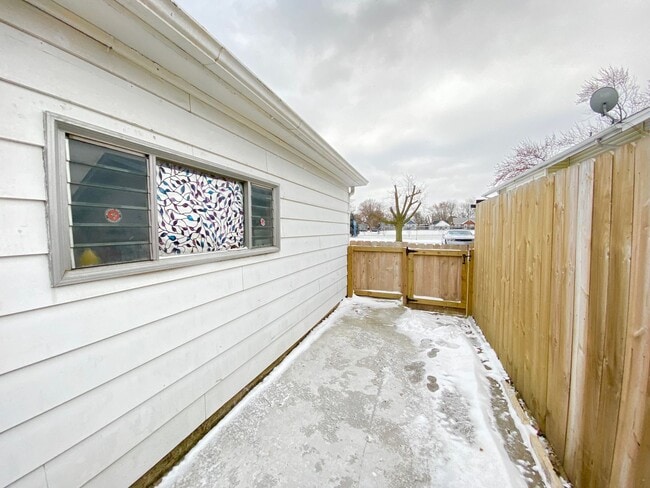 Building Photo - Two Story 3 Bedroom Home