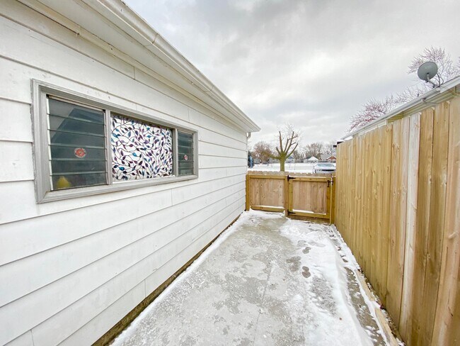 Foto del edificio - Two Story 3 Bedroom Home