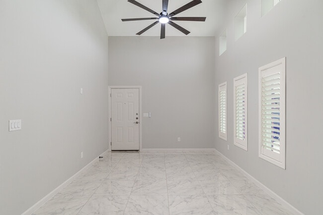 Building Photo - 1007 Hidden Hills St