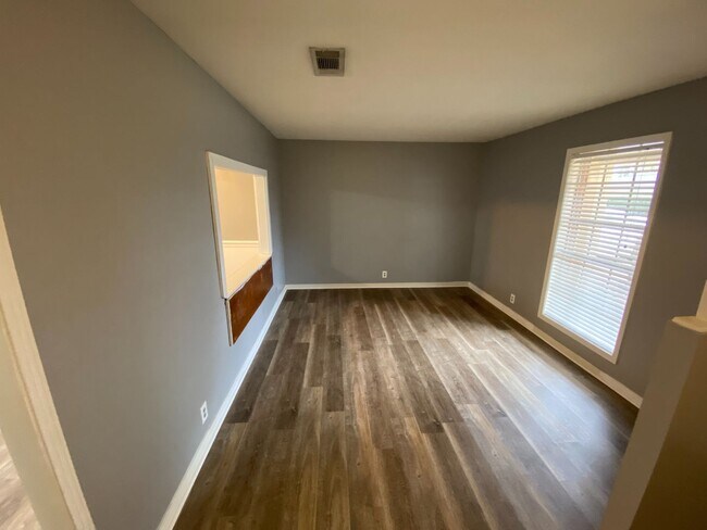 Photo - Great 3 bed 2 bath for Rent in Brandon 042! House