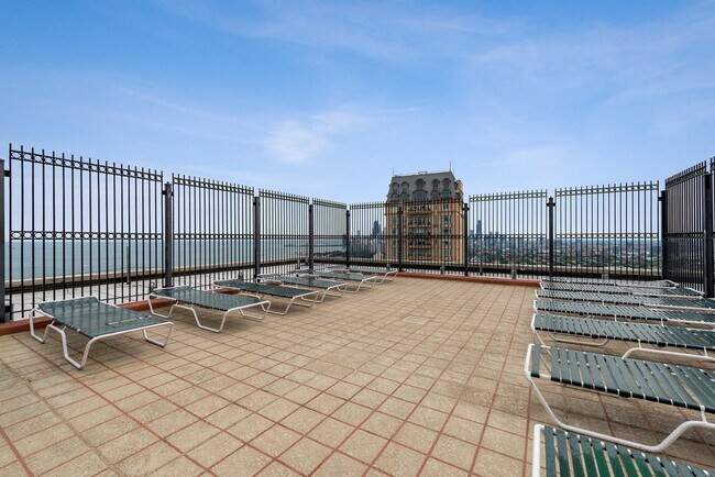 Foto del edificio - 2626 N Lakeview Ave