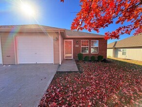 Building Photo - 118-122 SW Rock Garden St