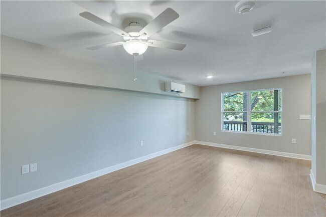 Foto del edificio - 710 Jesse Jewell Pkwy SE