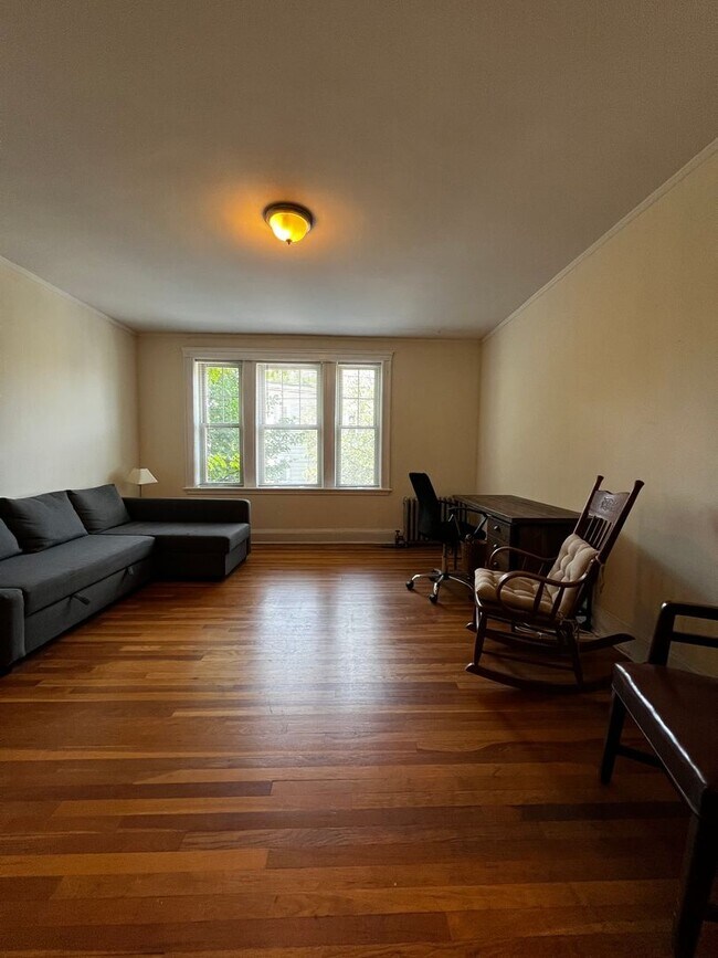Building Photo - NO BROKER FEE | Sunny Studio on Beacon St | Brookline