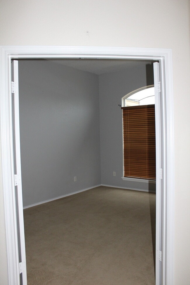 Building Photo - 3 bedroom, 2 bath house