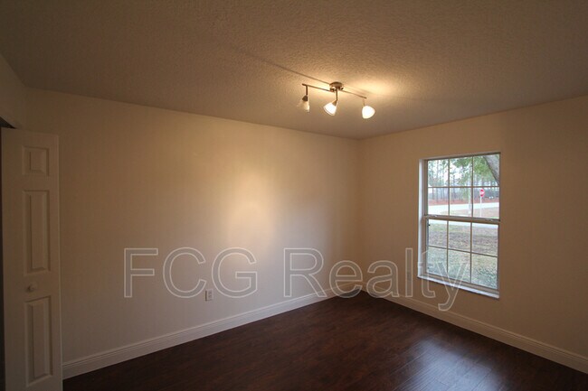 Building Photo - 345 Oakpark Loop