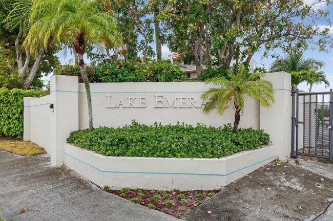 Foto del edificio - 117 Lake Emerald Dr