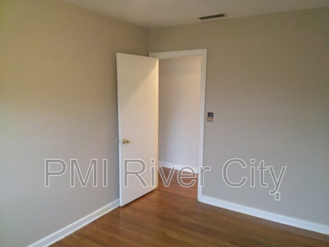 Foto del edificio - 2527 Emily Ln