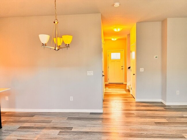 Building Photo - Spacious 3BR 2.5ba house in Urbandale, available NOW!