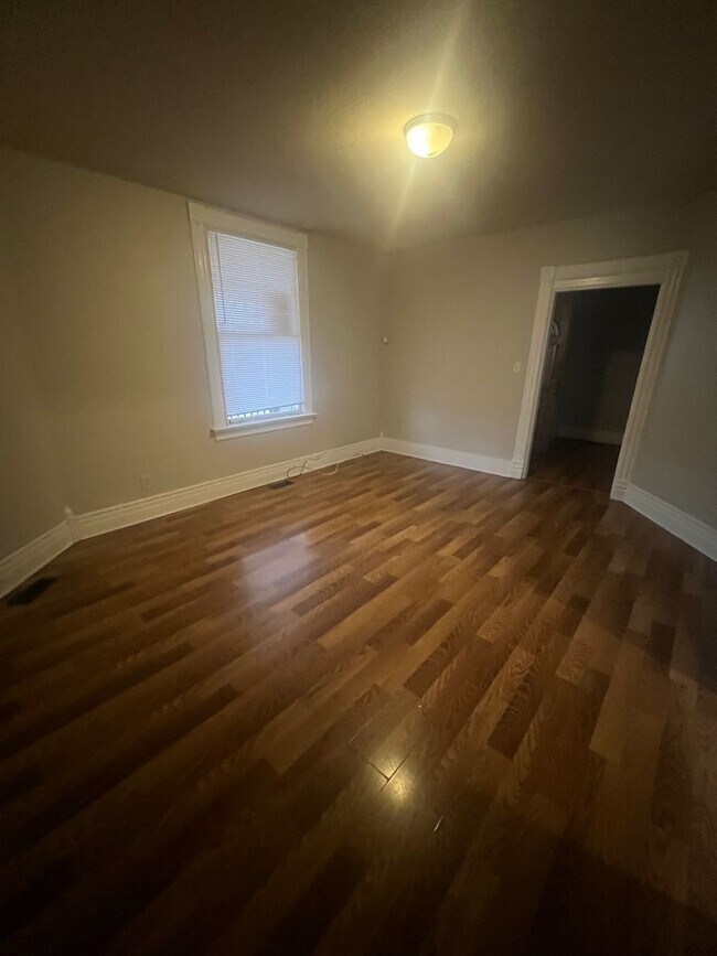 Building Photo - Updated Spacious 4 Bedroom