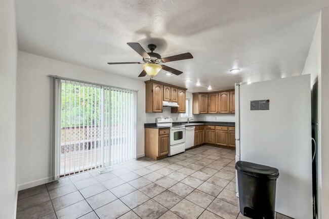 Building Photo - **Coming Soon** 5 bd/ 2 bath Home!