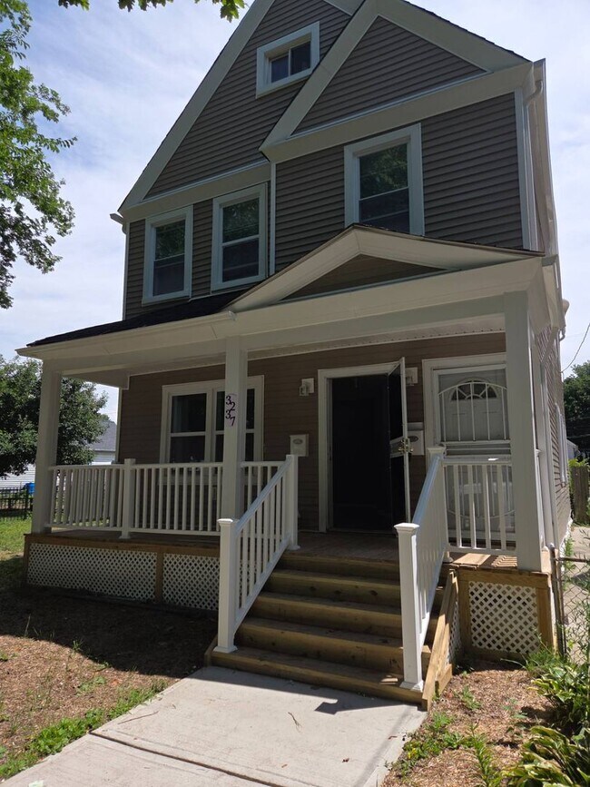 Building Photo - 3237 Seymour Ave