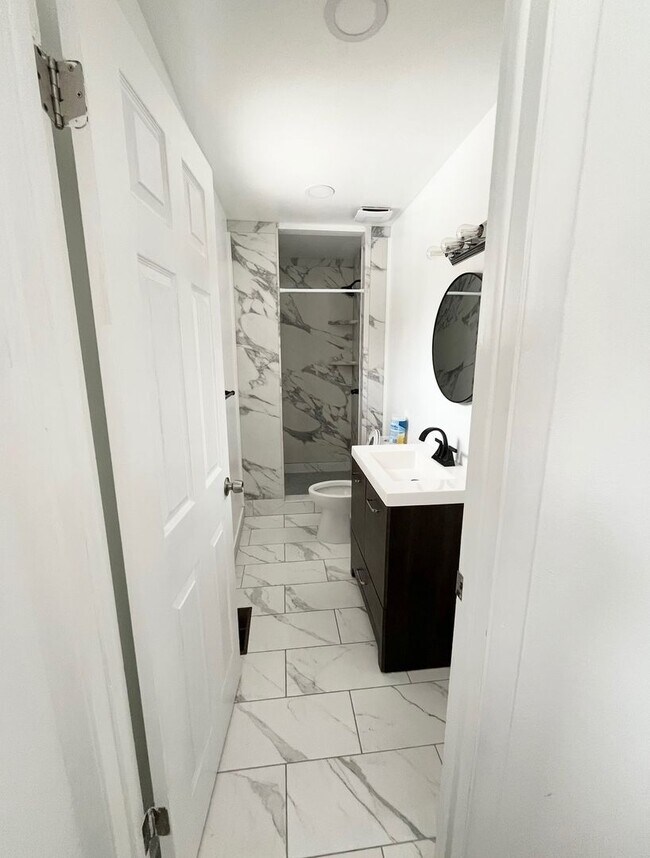 Building Photo - Beautiful Home right next to Lavelle Edwards Stadium Provo!