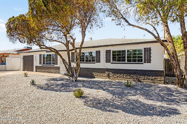 Building Photo - 2526 W Orchid Ln