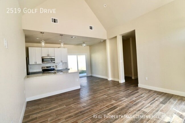 Building Photo - 2519 Golf Dr