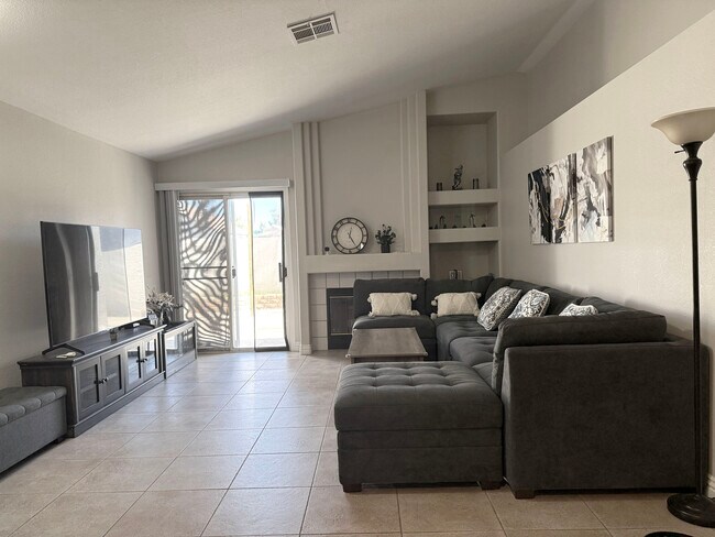 Foto del edificio - 8354 Drop Camp St