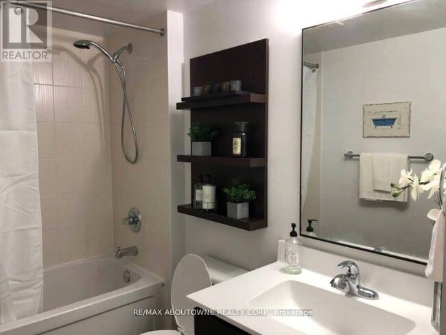 Building Photo - 2015 Sheppard Ave E