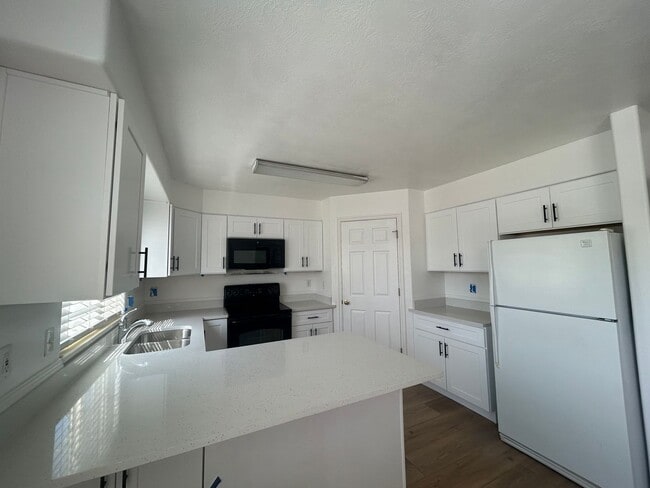 Building Photo - Orem Town-home
