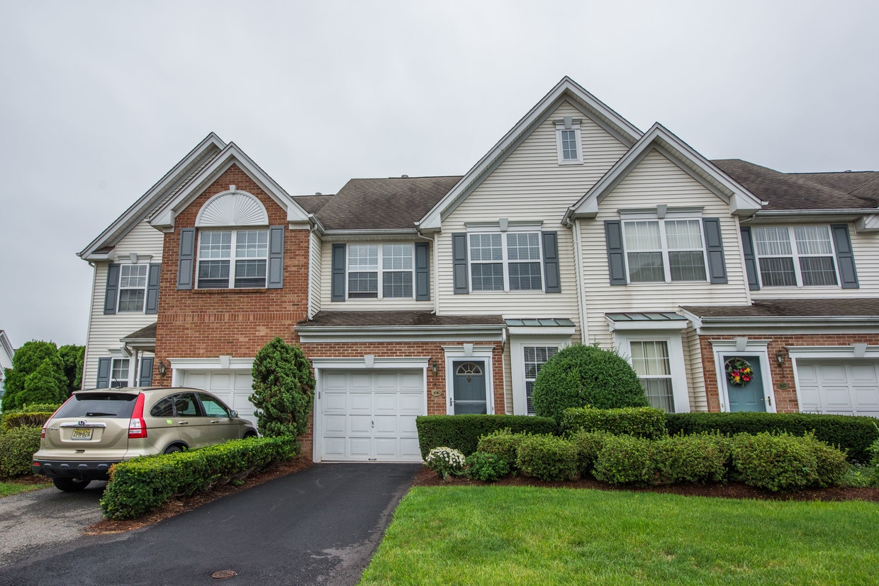 106 Barclay Dr, Nutley, NJ 07110 Townhome Rentals in Nutley NJ