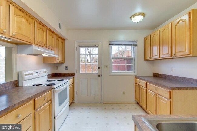 Building Photo - 5921 Queenston St