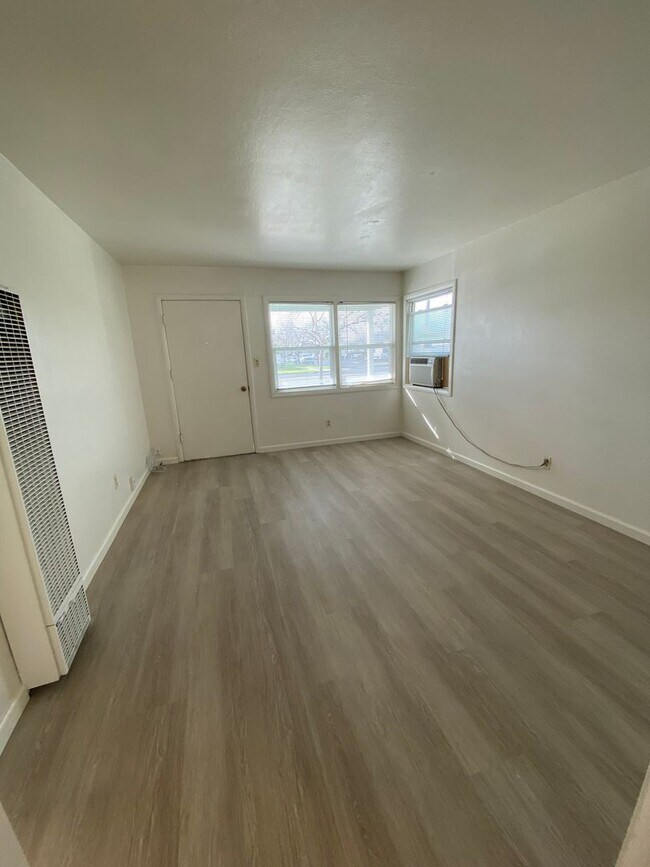 Foto del edificio - Rent Reduction!! 1bed/1bath Duplex within walking distance of Downtown Fairfield