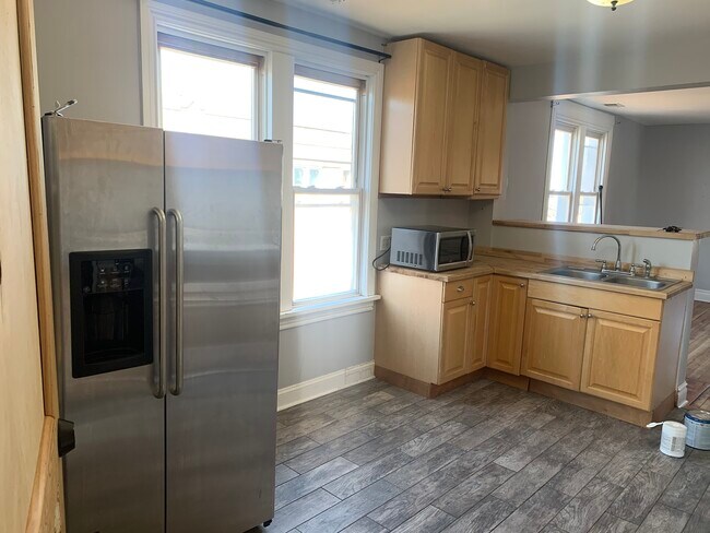 Cocina 1 - 4933 W Medill Ave