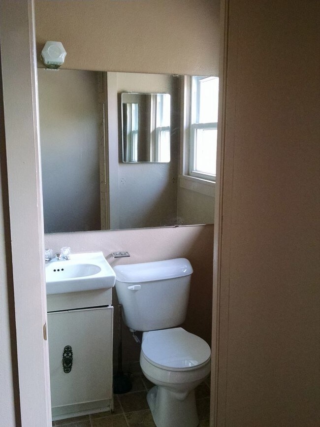 Building Photo - 1 Bedroom Duplex - Forsyth
