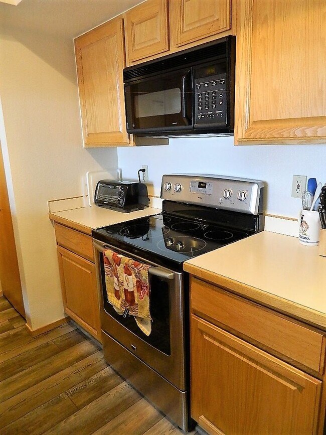 Foto del edificio - Summer Seasonal Rental- Lake Forest E301