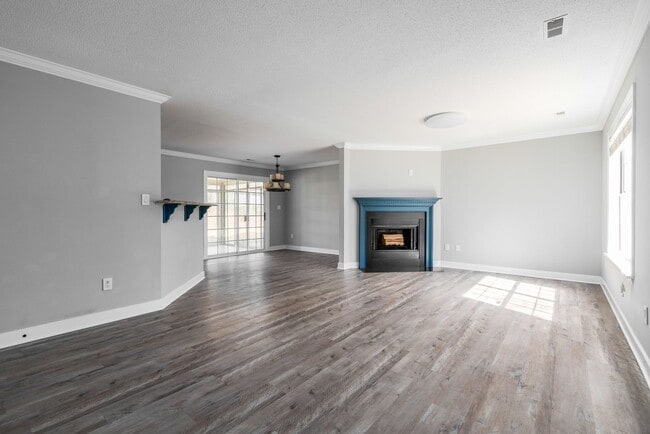 Building Photo - Newly Renovated 3 Bedroom Home Available e...