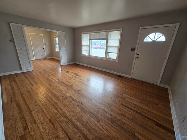 Building Photo - 2610 NW Oakwood Ave